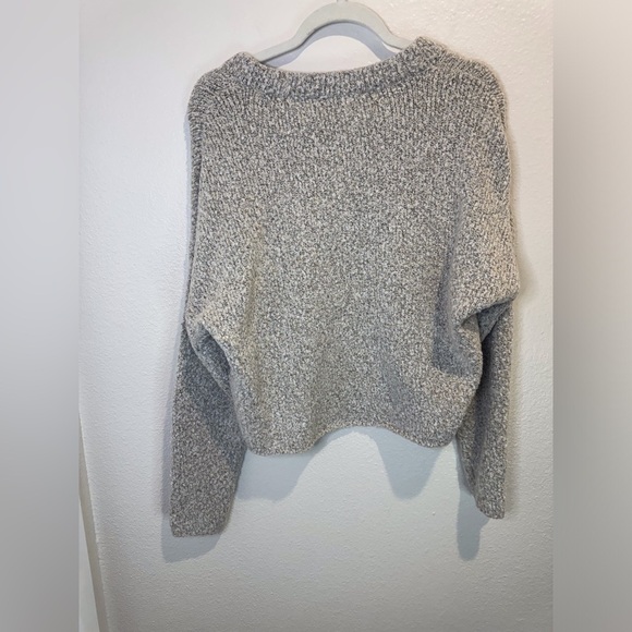 Urban Outfitters Women’s Sharde Boxy V-Neck Crop Gray Sweater Size M - Picture 3 of 7